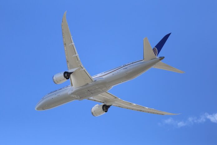 Lecący samolot united airlines boeing dreamliner na tle nieba