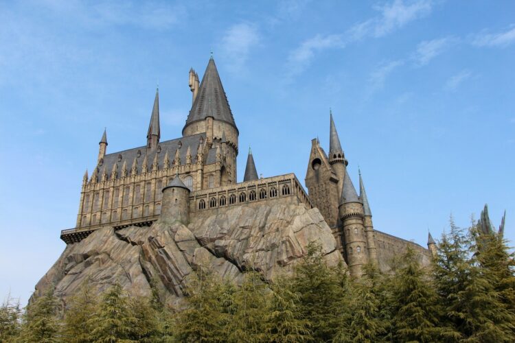 zamek hogwart wznosi się nad filmową wioską hogsmeade