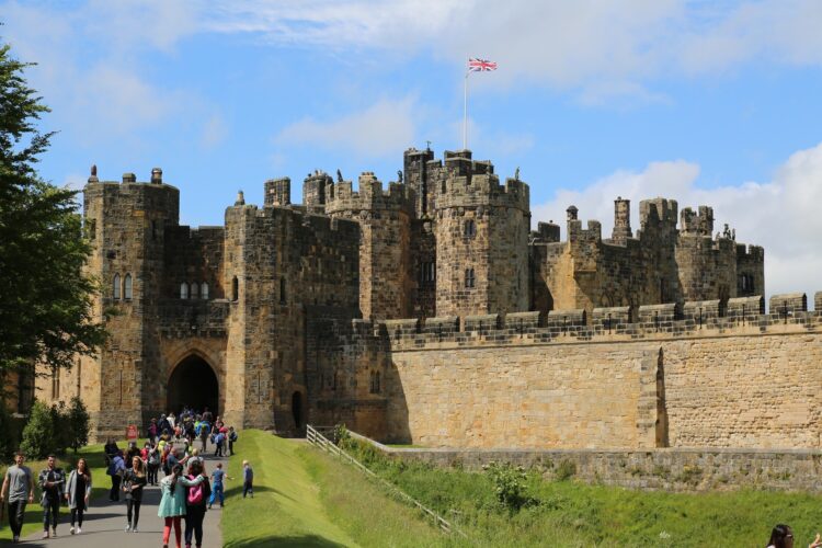 zamek w alnwick w szkocji gdzie w filmie ulokowano miejsca z harrego pottera