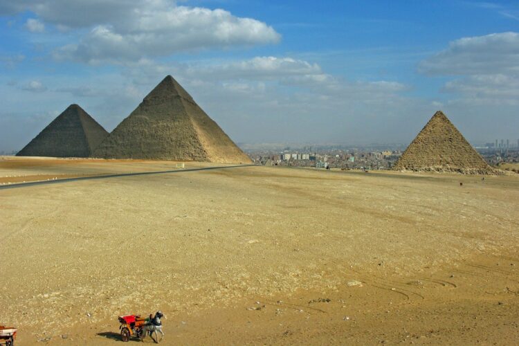 egipskie piramidy z miastem giza w tle