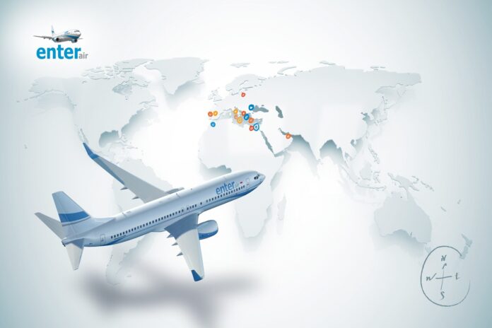 Samolot linii Enter Air na tle mapy świata