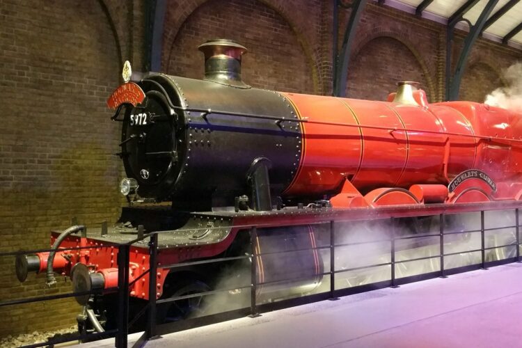 hogwart express stojący na peronie 9 i 3/4 w warner bros studios