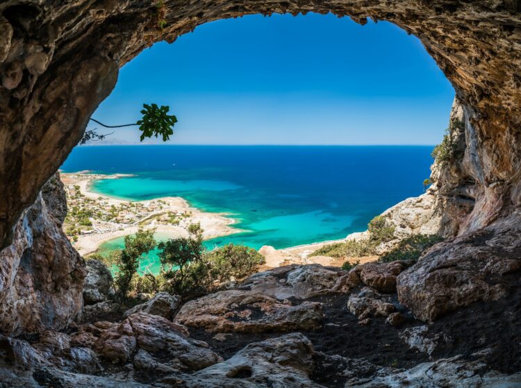Widok z jaskini na morze