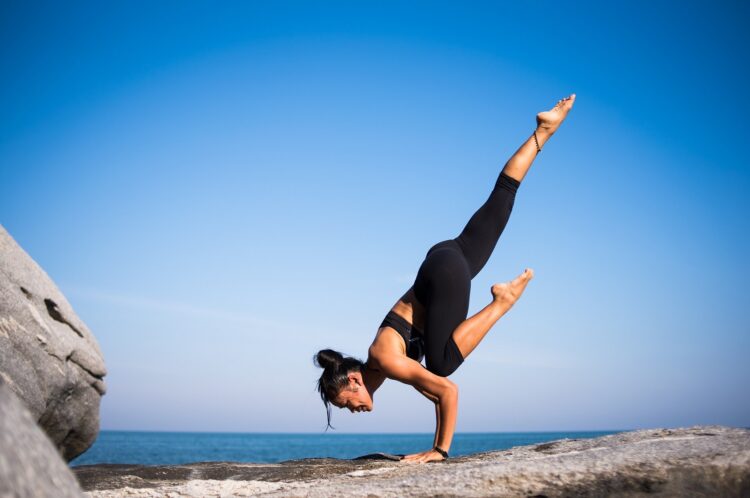 kobieta wykonująca ćwiczenia jogi