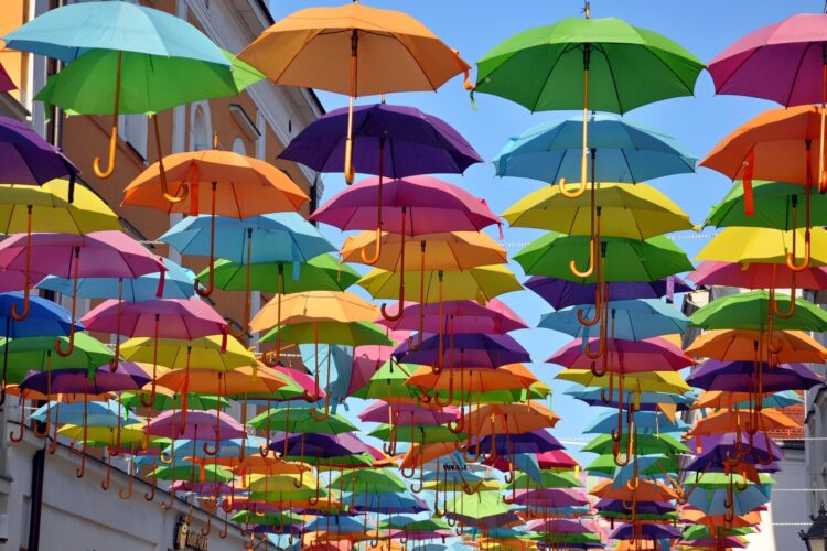 kolorowe parasolki wiszące nad ulicą w lesznie w polsce