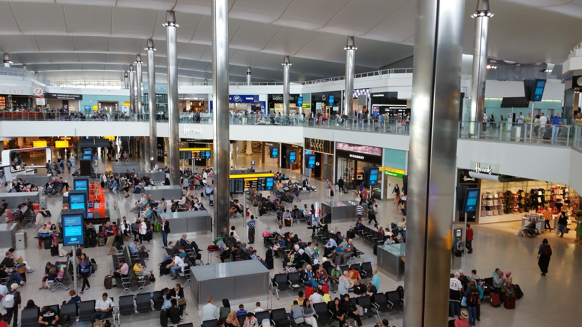 wnętrze terminalu lotniska Heathrow