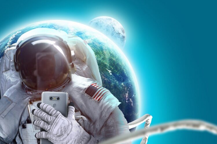 astronauta robiący sobie selfie