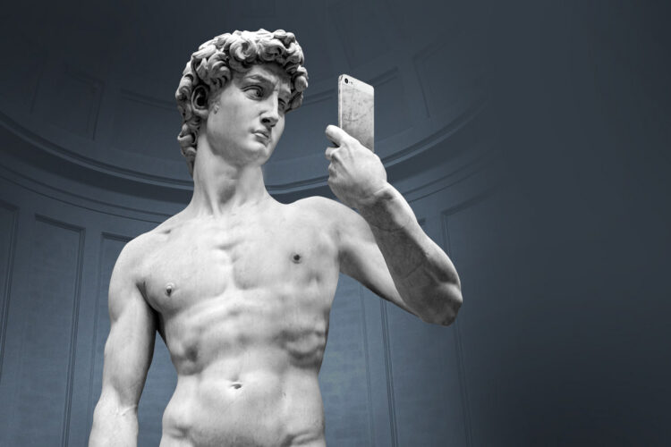 posąg dawida robi sobie selfie w muzeum selfie