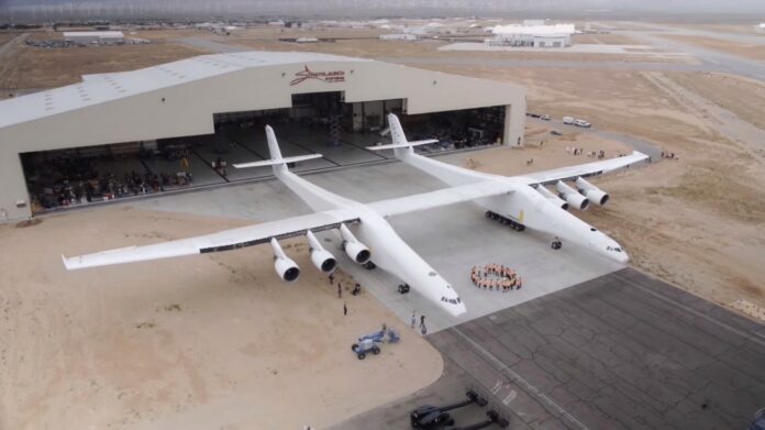 największy samolot świata tak zwany samolot-nosiciel firmy stratolaunch systems