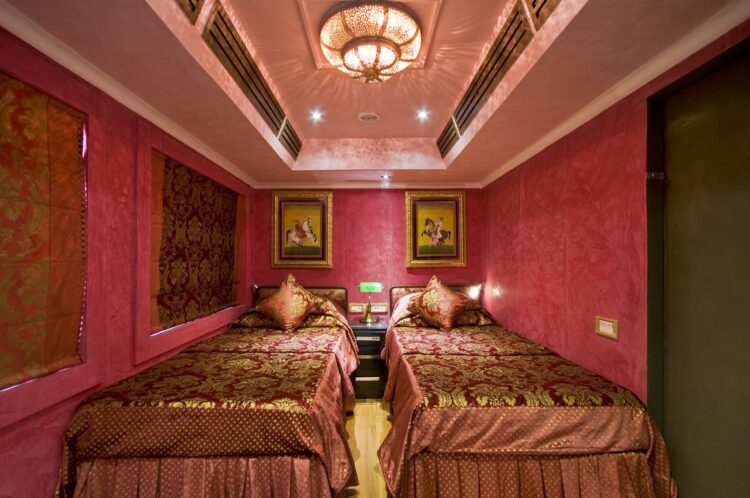 różowa sypialnia z dwoma łózkami w pociągu palace on wheels