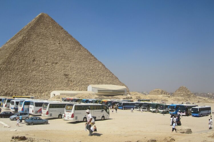 autokary przed piramidą w gizie