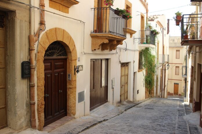 ulice miasteczka sambuca di sicilia na sycylii