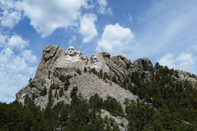 góra rushmore w dakocie południowej z dołu