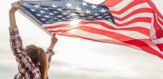 kobieta trzymająca flagę USA