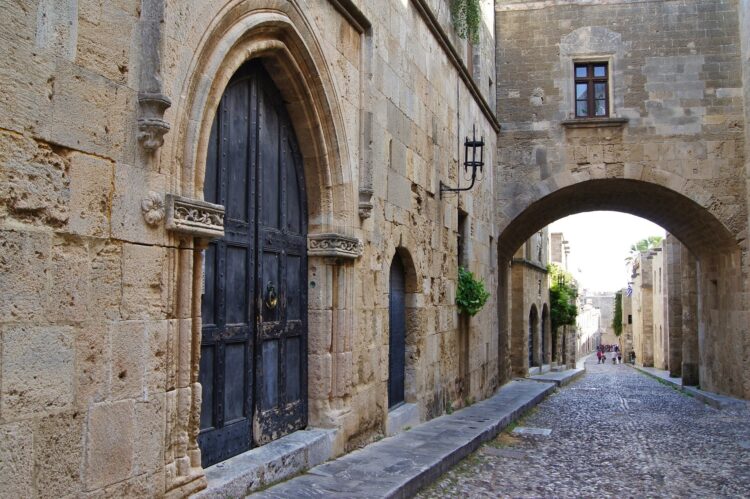 średniowieczna ulica wiodąca obok żelaznych drzwi