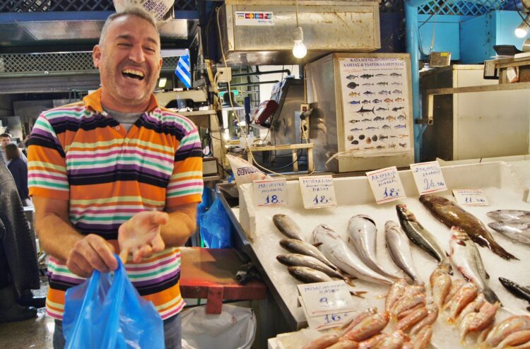 mężczyzna sprzedający ryby na targu
