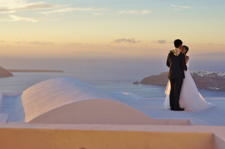para młoda pozująca do zdjęcia na tle kaldery Santorini ślub w Grecji
