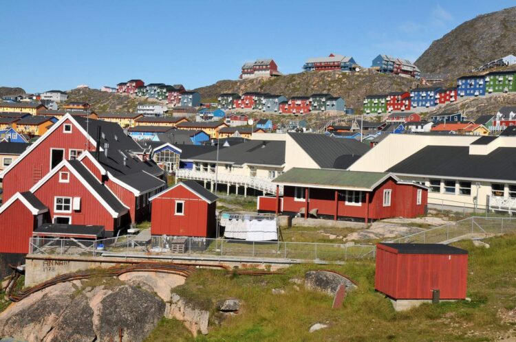 kolorowe domki na Grenlandii