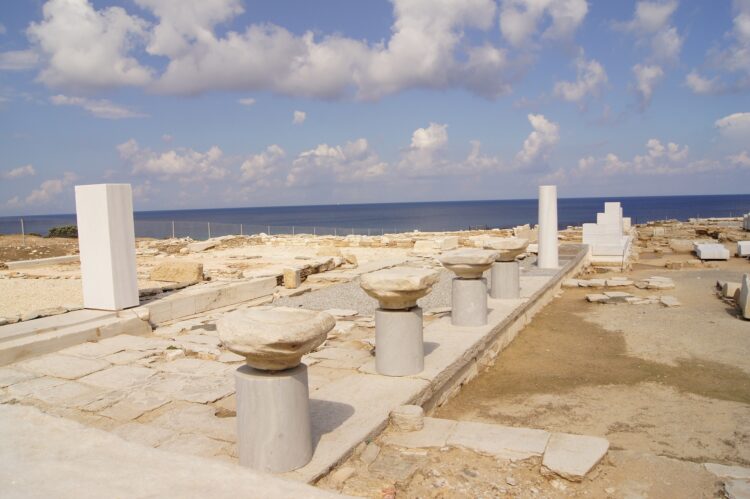 pozostałości greckiej świątyni na tle morza i nieba z chmurami
