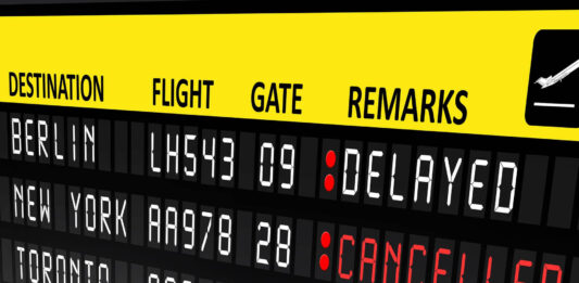 lotniskowa tablica odlotów i przylotów z odwołanymi lotami