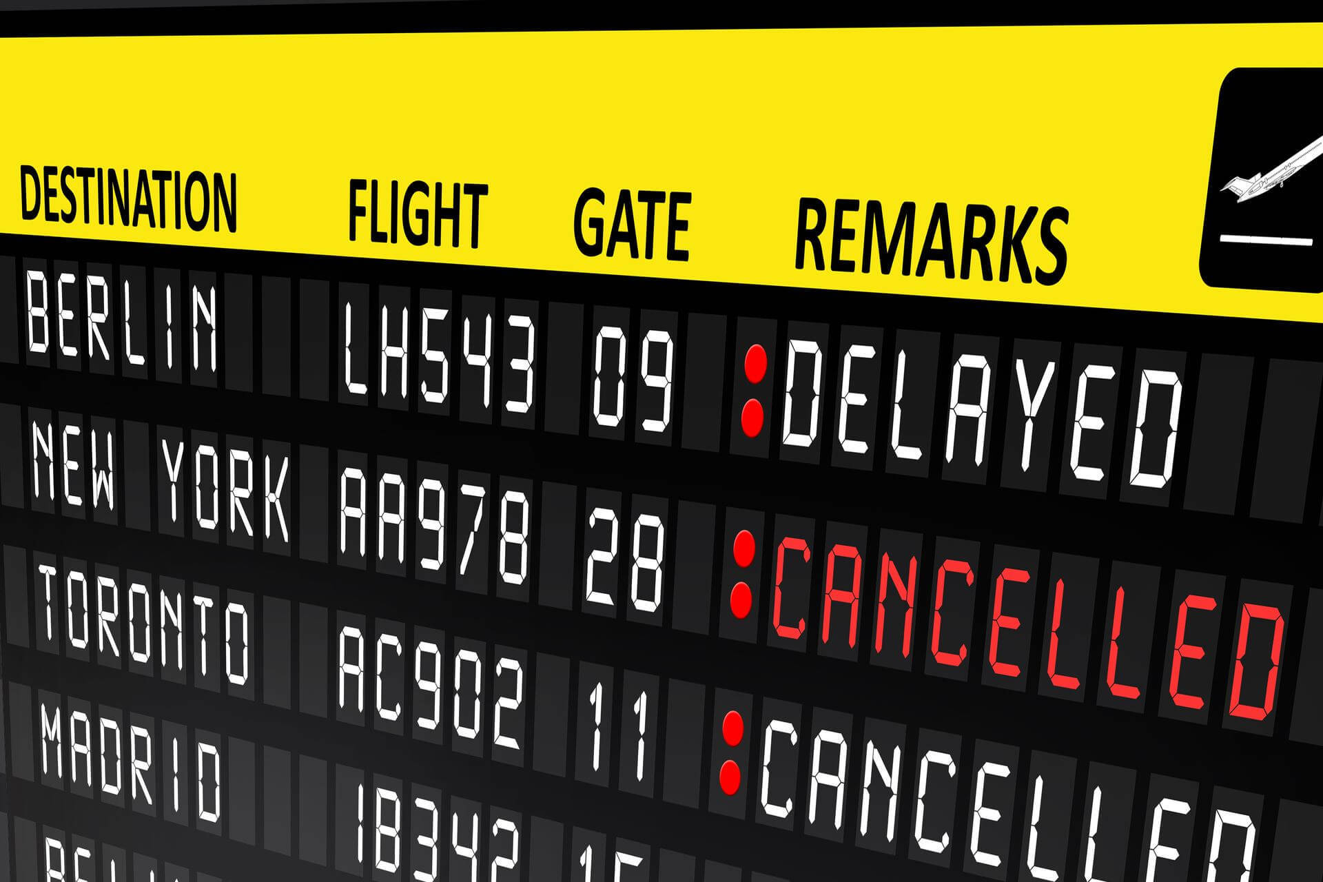lotniskowa tablica odlotów i przylotów z odwołanymi lotami