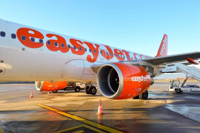 samolot easyJet na pasie startowym