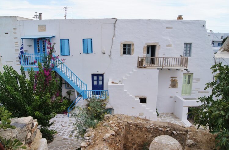 bielone domy z kolorowymi okiennicami i schodami