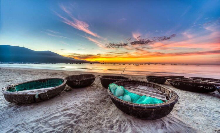 łódki na plaży o zachodzie słońca
