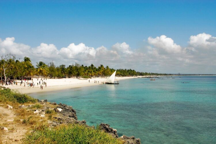 plaża w Mozambiku z żaglówką