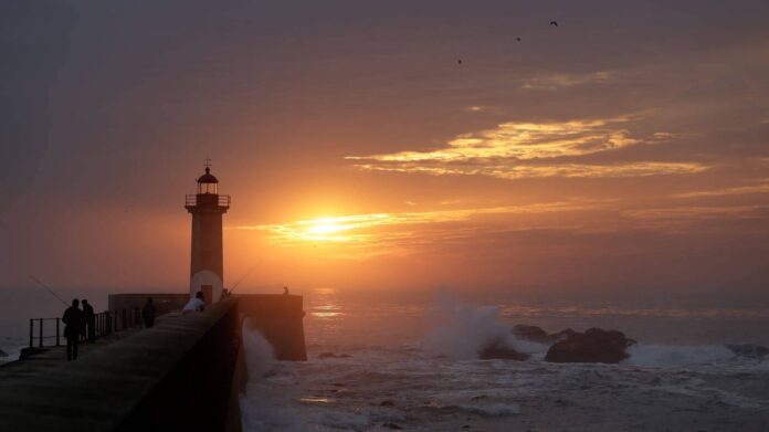 latarnia morska o zachodzie słońca