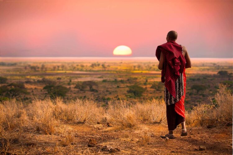 Kenijczyk na tle zachodzącego słońca