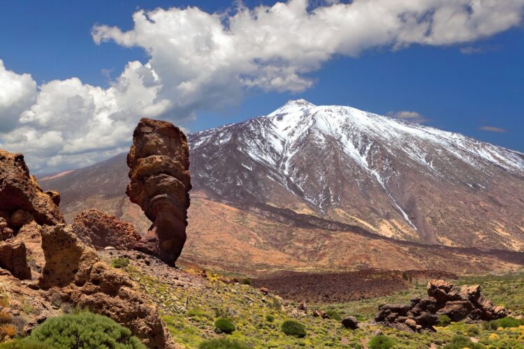 Widok ośnieżonego wulkanu Teide na Teneryfie