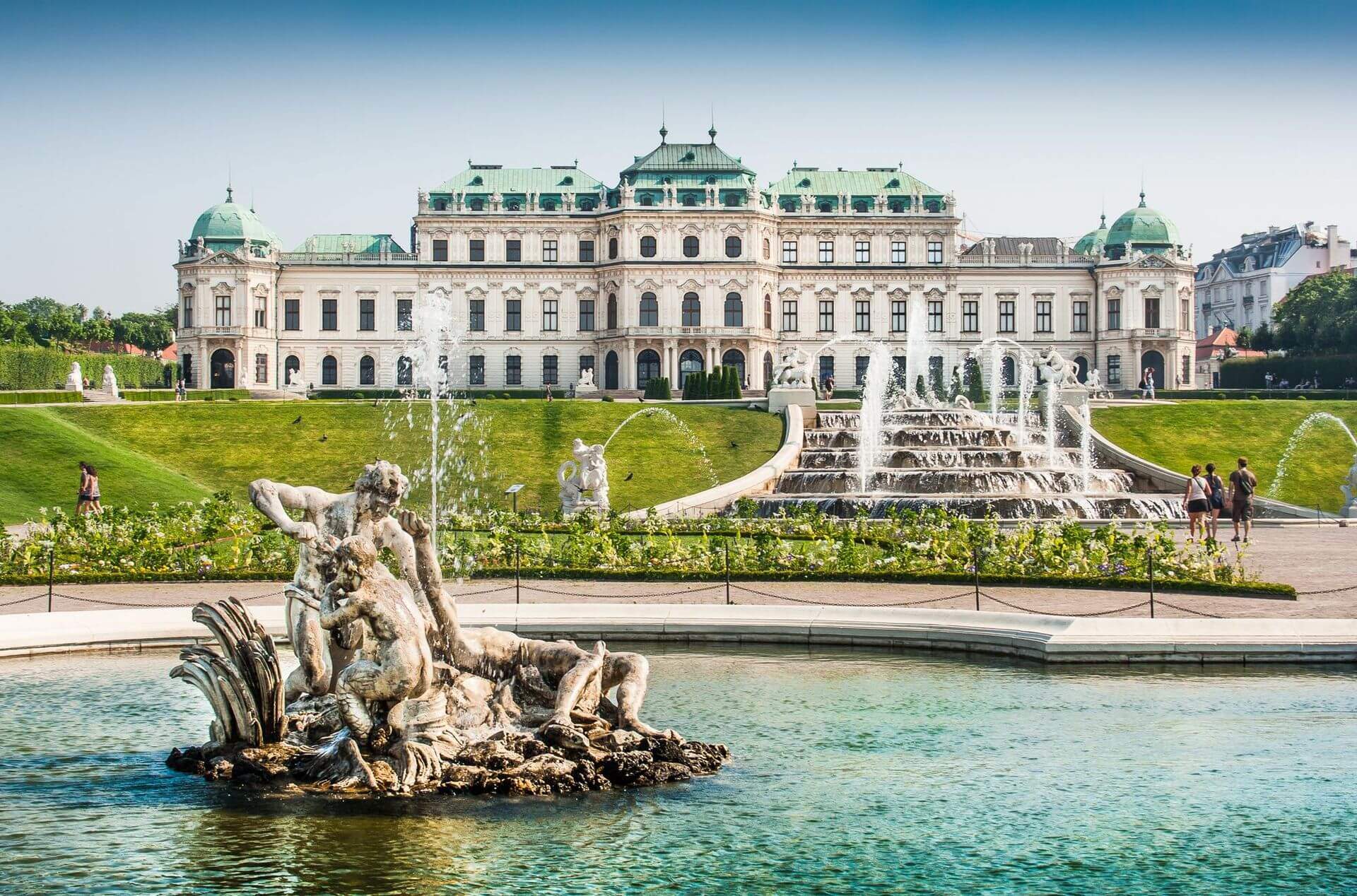 Widok na fontannę i belweder w Wiedniu