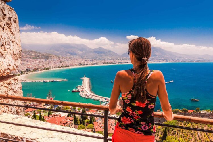 Antalya w Turcji i kobieta patrząca na plażę