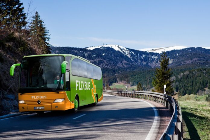 Autobus Flixbusa w drodze