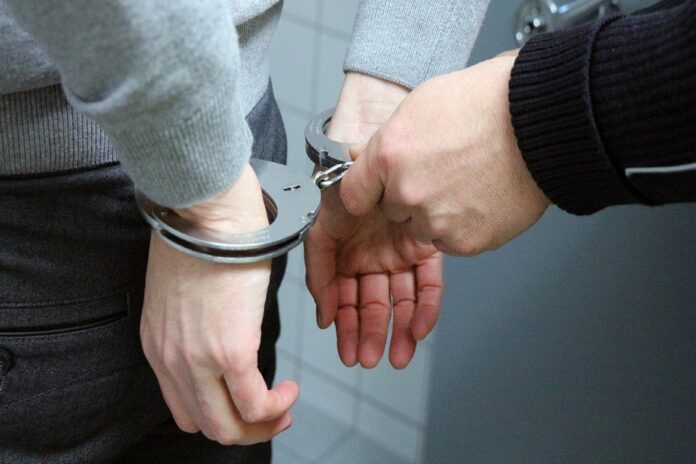 Aresztowany mężczyzna z kajdankami na rękach