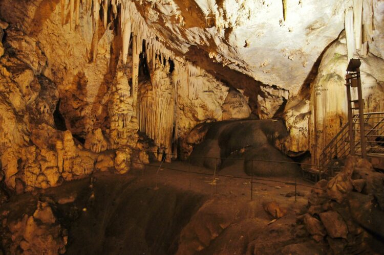 święty ołtarz w jaskini wypełnionej niezwykłymi formacjami skalnymi