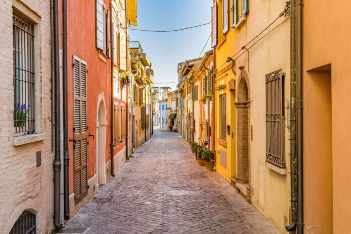 wąska uliczka w Rimini