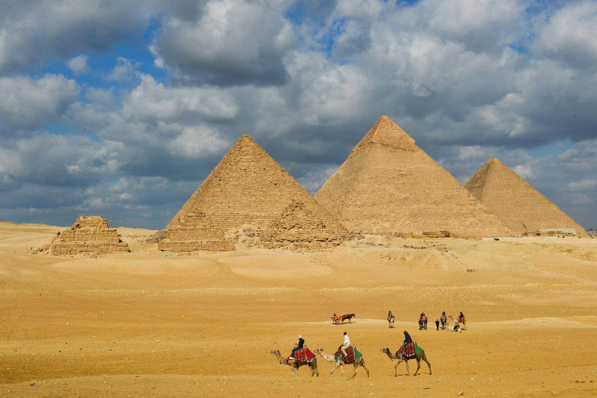 ci-tury-ci-rozebrali-si-na-szczycie-piramidy-w-egipcie-spraw-ma