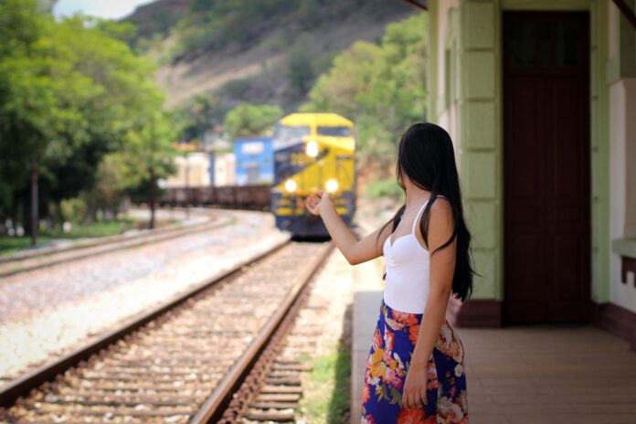 Dziewczyna czekająca na nadjeżdżający pociąg