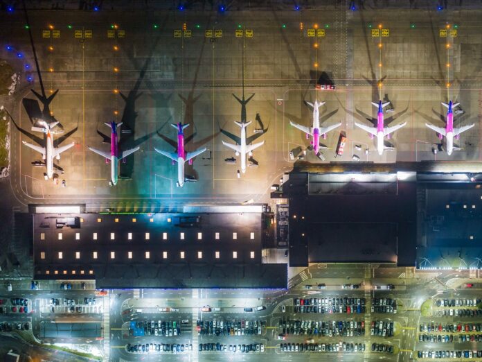 widok z góry na samoloty ustawione na płycie lotniska