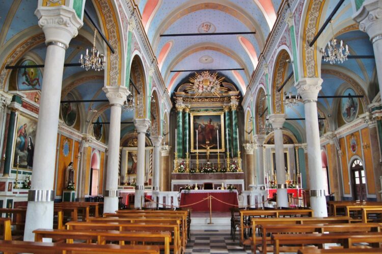 wnętrze kościoła wypełnione freskami i malowidłami z ikoną w centralnym punkcie