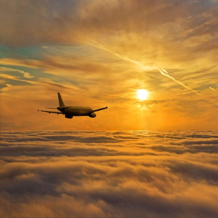 Samolot lecący ponad chmurami