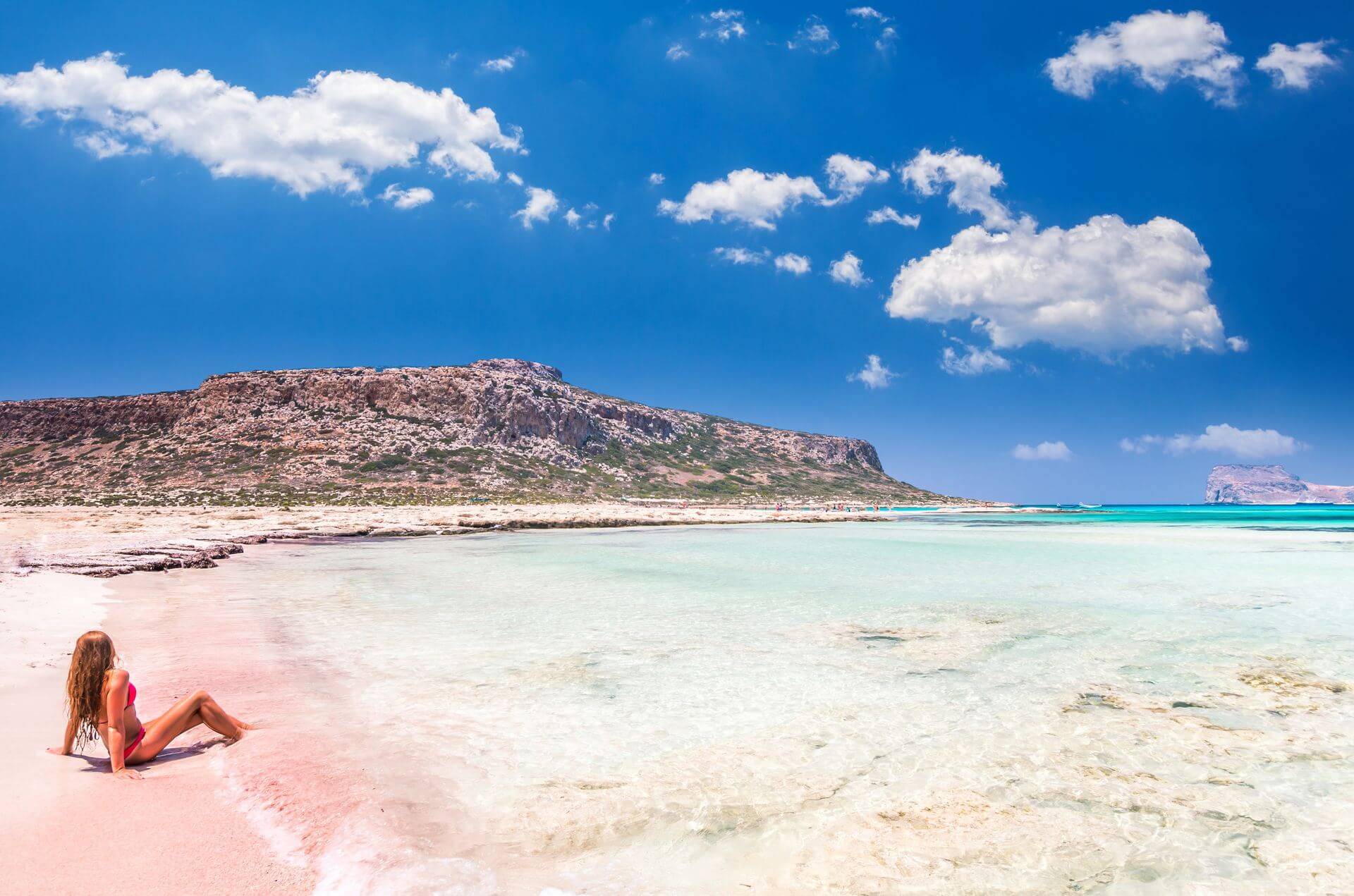 Kreta i dziewczyna leżąca na różowej plaży