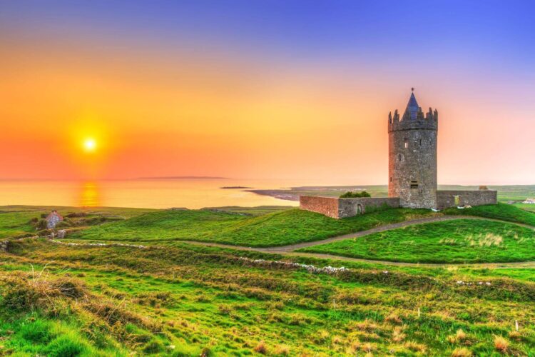 irlandzki zamek na tle zachodzącego słońca