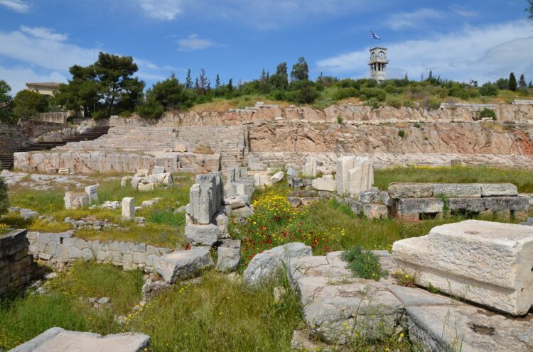 pozostałości starożytnej świątyni na terenie porośniętym trawą na tle niebieskiego nieba