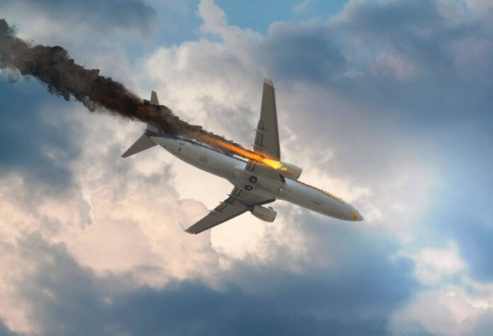 samolot z płonącym silnikiem