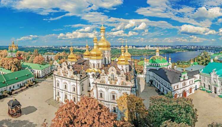 prawosławny klasztor z panoramą kijowa
