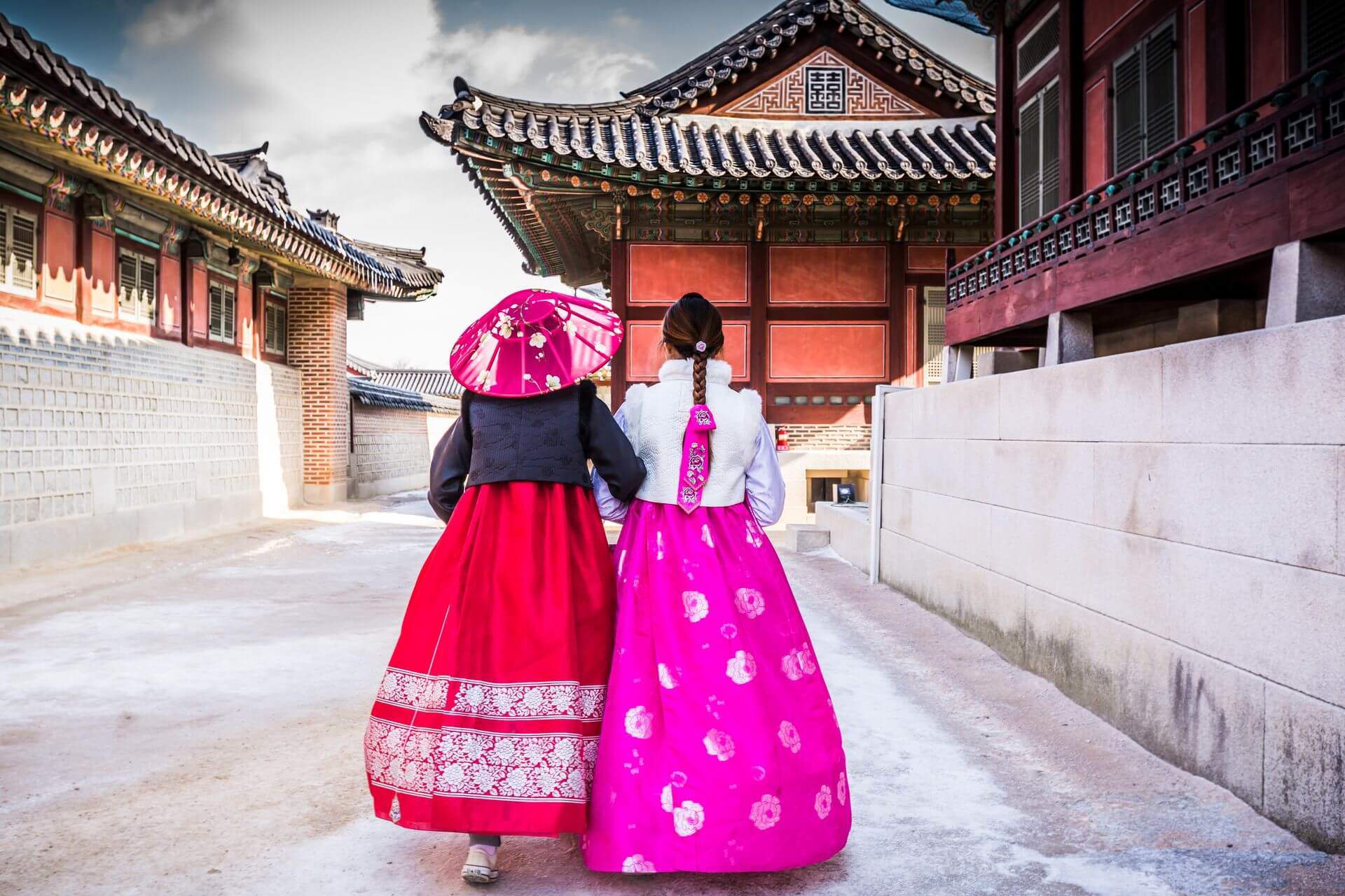dwie dziewczyny ubrane z tradycyjne koreańskie stroje