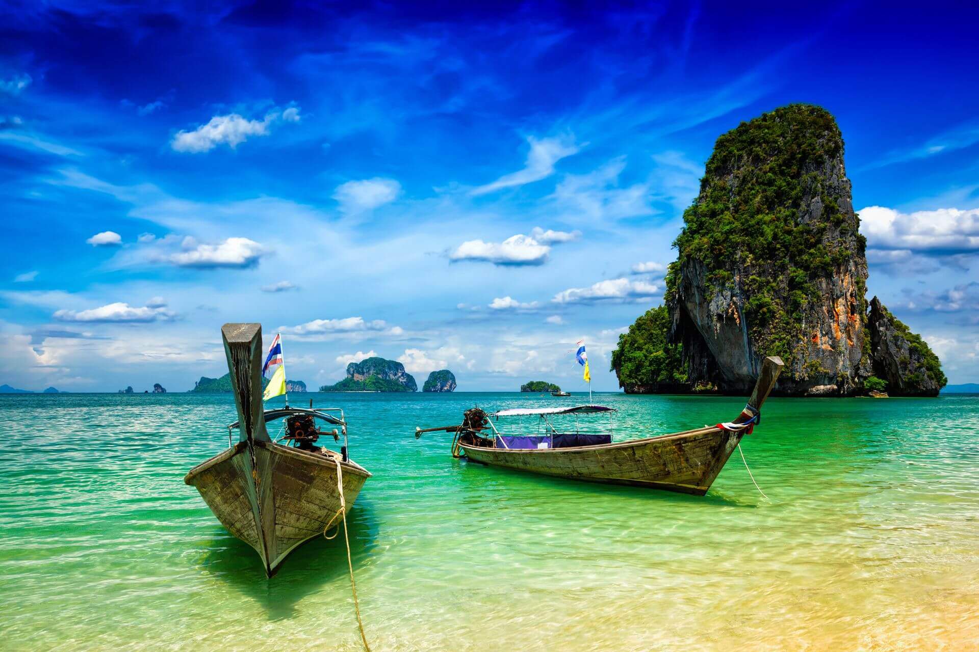 długie łodzie na plaży w tajlandii